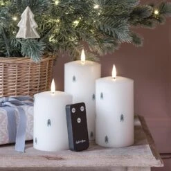3 Bougies Piliers TruGlow® à Motifs Sapins De Noël Et Télécommande -Light4fun Boutique CA24041 3 bougies piliers truglow a motifs sapins de noel et telecommande