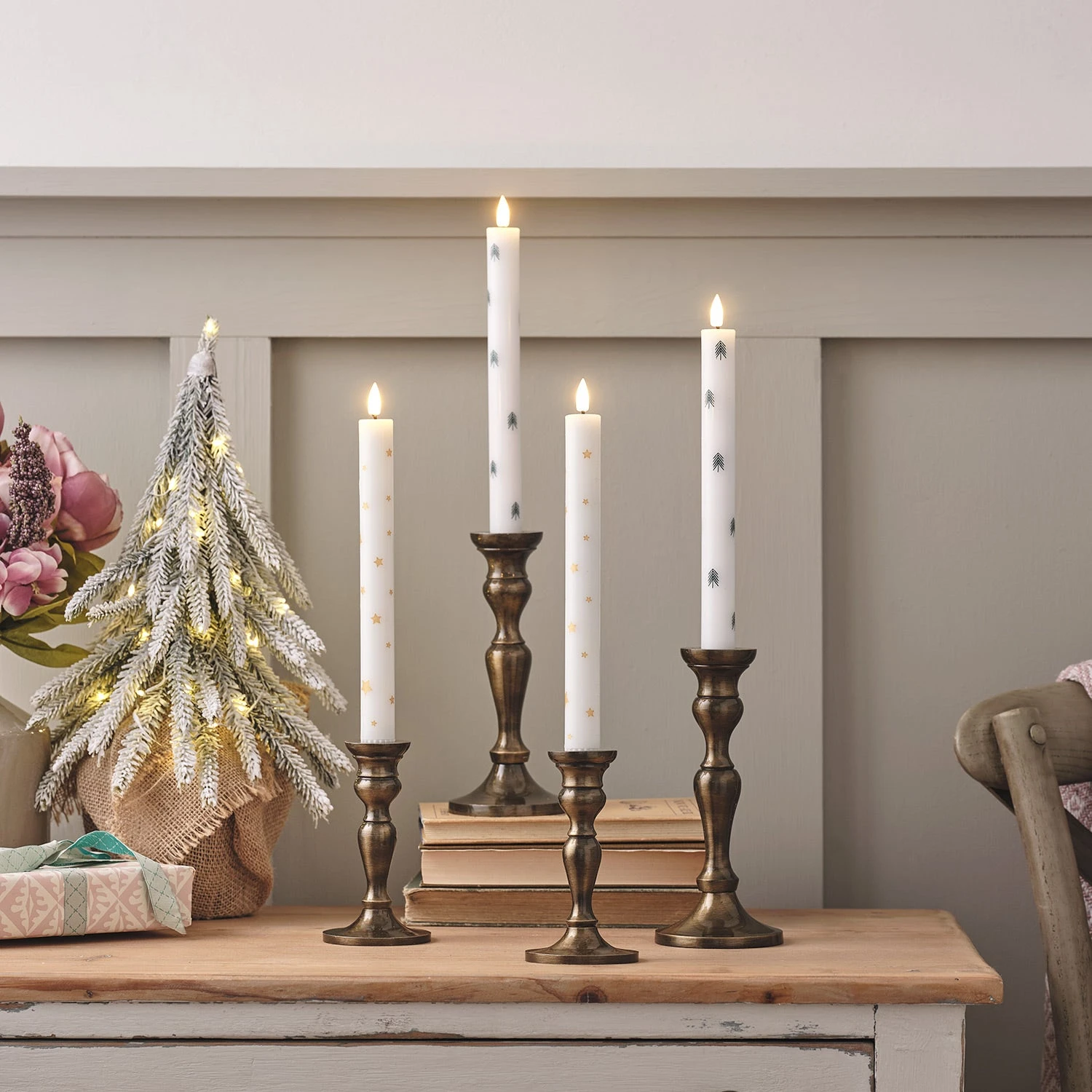 Lot De 4 Chandelles TruGlow® à Motifs Sapins De Noël Et Télécommande 3 Lot De 4 Chandelles TruGlow® à Motifs Sapins De Noël Et Télécommande – Image 3