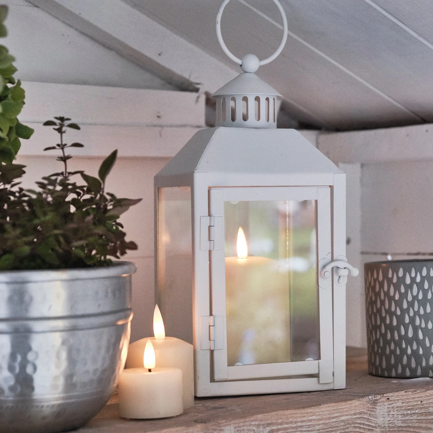 Petite Lanterne D'Extérieure Blanche Arcachon Avec Bougie TruGlow® 3 Petite Lanterne D'Extérieure Blanche Arcachon Avec Bougie TruGlow® – Image 3