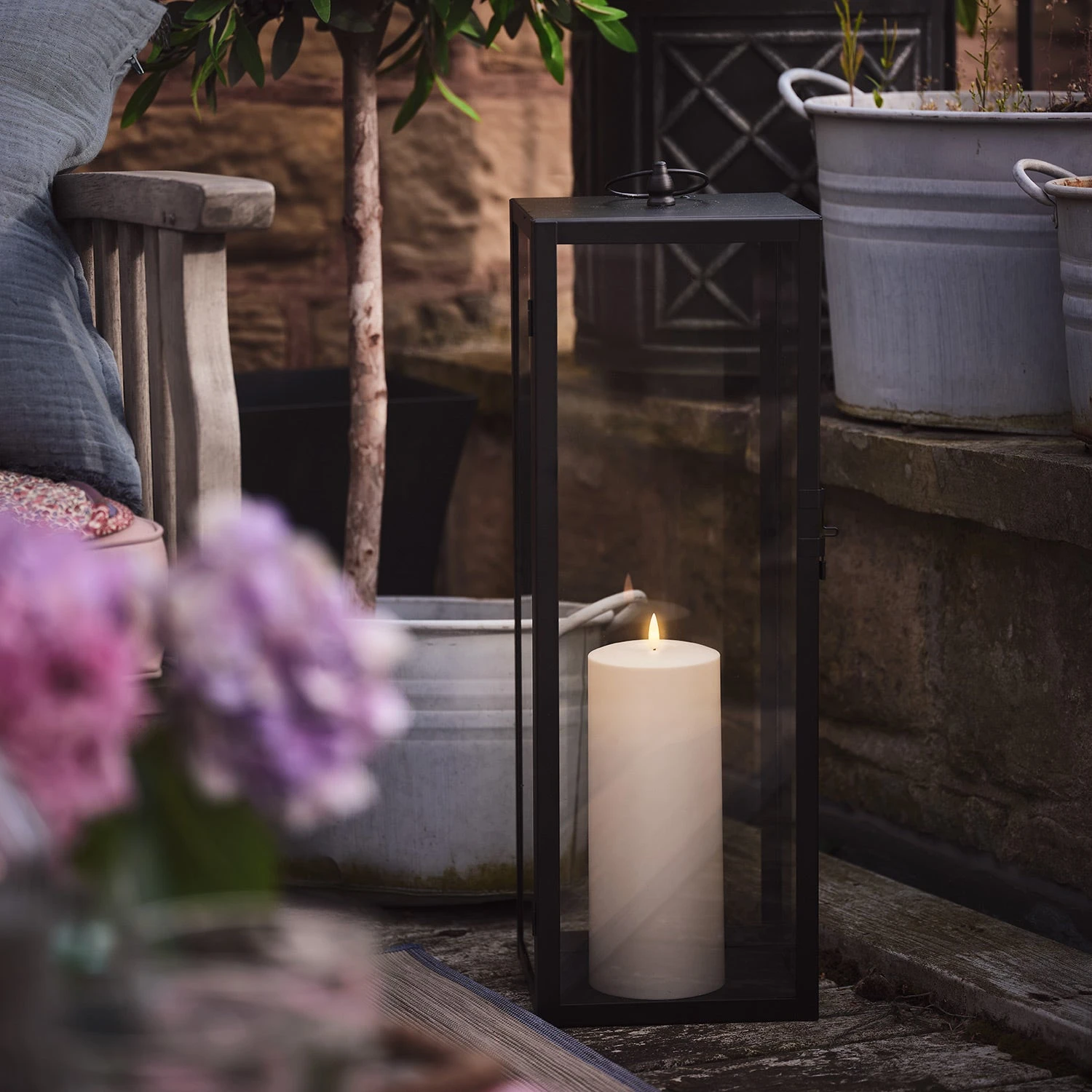 Grande Lanterne De Jardin Bowen De 60 Cm Avec Bougie TruGlow® Et Télécommande 2 Grande Lanterne De Jardin Bowen De 60 Cm Avec Bougie TruGlow® Et Télécommande – Image 2