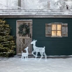 Duo De Rennes Lumineux Solaires, Biche Et Faon En Acrylique Swinsty -Light4fun Boutique XX2002 Duo rennes de noel biche et faon devant cabane 1