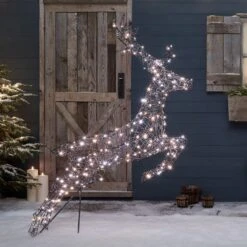 Renne Solaire à LED Bicolore Harlow En Rotin -Light4fun Boutique XX2102rennes de noel Harlow en rotin 240 led blanc chaud vue devant chalet 1