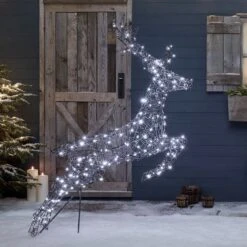 Renne Solaire à LED Bicolore Harlow En Rotin -Light4fun Boutique XX2102rennes de noel Harlow en rotin 240 led blanc vue devant chalet 1